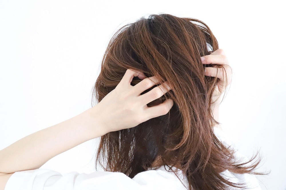 頭皮の不調を気にする女性